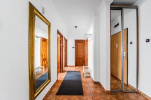 un pasillo con espejos y una alfombra en el suelo en Designer Home Synagogue, en Budapest