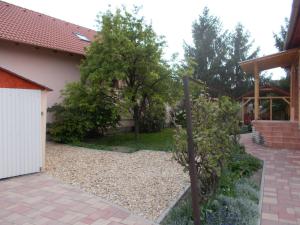 Vonkajšia záhrada v ubytovaní Marcsi Apartman