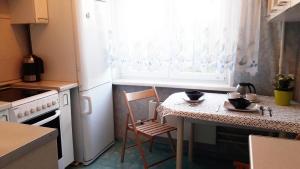 モスクワにあるАпартаменты Генерала Белова 19のキッチン(テーブル、椅子2脚付)、窓