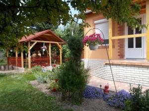 A garden outside Marcsi Apartman