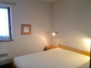 a bedroom with two white beds and a window at FOLYERE 17 La Tania in La Tania