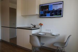 TV a/nebo společenská místnost v ubytování BA Hotel by WMM Hotels