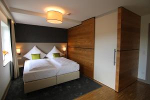 um quarto com uma cama e uma parede de madeira em BA Hotel by WMM Hotels em Babenhausen