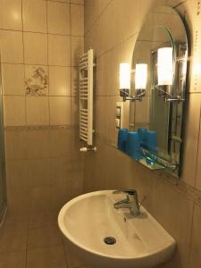 łazienka z umywalką i lustrem w obiekcie Pokoje Gościnne w Dolinie Szczęścia w Szklarskiej Porębie