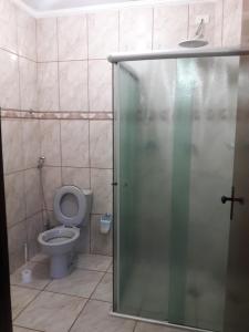 Et badeværelse på Casa com Quintal Amplo + 11 billeder