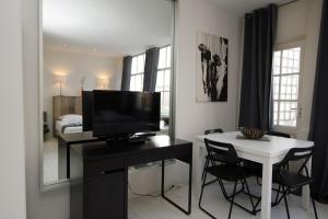 アムステルダムにあるAmslivingのリビングルーム(テレビ、テーブル、椅子付)