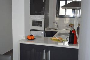 Kuchnia lub aneks kuchenny w obiekcie Oasis Beach F 3003