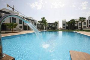 basen z fontanną w środku w obiekcie Oasis Beach F 3003 w mieście Playas de Orihuela