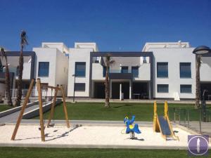 Plac zabaw dla dzieci w obiekcie Oasis Beach F 3003