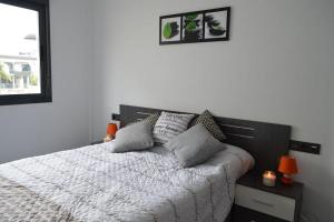 Łóżko lub łóżka w pokoju w obiekcie Oasis Beach F 3003