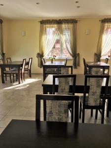 jadalnia z krzesłami i stołami oraz oknem w obiekcie Pokoje Gościnne w Dolinie Szczęścia w Szklarskiej Porębie