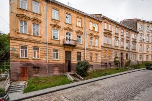 リヴィウにあるAlfa Apartments Uzhgorodskaの通り側の古い建物