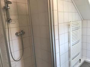 フェーマルンにあるFamilie Kreilのバスルーム(シャワー、窓付)