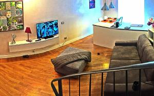 ミラノにあるBrera suiteのリビングルーム(ソファ、薄型テレビ付)