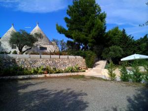 A garden outside Villa Trullo Panorama