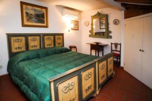 フィレンツェにあるAlberti Panoramic Terraceのベッドルーム1室(大きな緑色のベッド1台付)