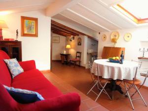 フィレンツェにあるAlberti Panoramic Terraceのリビングルーム(赤いソファ、テーブル付)