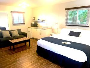 sypialnia z dużym łóżkiem i kanapą w obiekcie Shorewood Inn w mieście Jamesport