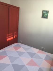 モライラにあるCasa Ceiloのカラフルなフロアのベッドルーム1室(ベッド1台付)