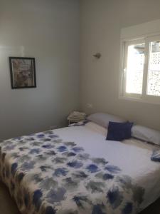 モライラにあるCasa Ceiloのベッドルーム1室(青と白の掛け布団付きのベッド1台付)