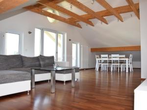 ein Wohnzimmer mit einem Sofa und einem Tisch in der Unterkunft Ferienwohnung Leni in Bad Birnbach