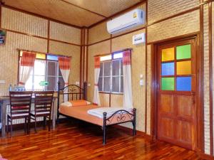 Gallery image of Golden Teak Home Resort in Saraphi