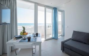 a living room with a table and a couch at DELPOSTO Marina di Ragusa DS in Marina di Ragusa