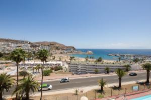 - Vistas a una calle con palmeras y al océano en Apartamento Tobago, en Puerto Rico de Gran Canaria