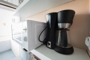 una cafetera negra en un mostrador junto a un microondas en Apartamento Tobago, en Puerto Rico de Gran Canaria