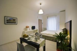 Habitación con cama, mesa y hervidor de agua. en Vico Amato Residenza, en Sulmona