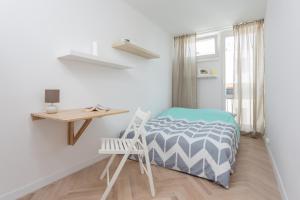 Łóżko lub łóżka w pokoju w obiekcie UnitApartament Warszawa Centrum Room in Apartment by Metro Rondo ONZ Super wygodne noclegi zapraszamy