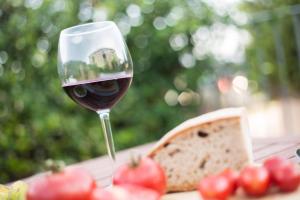 una copa de vino junto a un trozo de pan en Casa Valliprata, en Bucciano