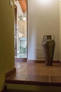 un jarrón grande sentado en el suelo en un pasillo en Casa Valliprata, en Bucciano