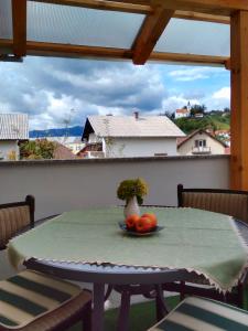 Apartment Janja في Vojnik: طاولة مع وعاء من الفواكه على شرفة