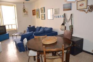 サルザーナにあるLa Casa Torre di Evaのリビングルーム(青いソファ、テーブル付)