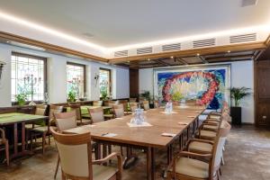 Hotel Hohenstaufen في غوبينغِن: غرفة طعام كبيرة مع طاولة وكراسي كبيرة