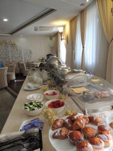 una línea de buffet con muchos tipos diferentes de comida en Отель Ринг Премиум, en Volgograd