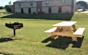 a picnic table and a grill in a field at Quality Inn in Ponca City +9 photos