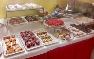 een buffet van verschillende soorten donuts en gebak bij Hotel Fortuna in Caorle