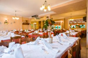 A restaurant or other place to eat at Hotel La Tavola Rotonda Még 18 kép