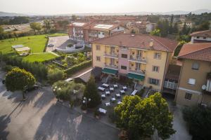 eine Luftansicht auf ein Gebäude mit Innenhof in der Unterkunft Hotel La Tavola Rotonda in Assisi