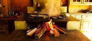 a kitchen with a stove with some food on it at Hotel Fazenda Cheiro Verde in Mercês