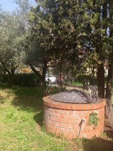 una fontana di mattoni in mezzo a un parco di CASA DEGLI ZII appartamento Guido a Luni