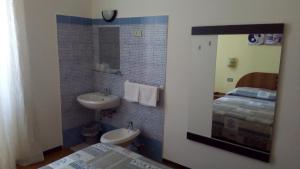 A bathroom at Hotel Tirreno