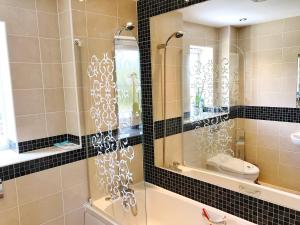 a bathroom with a glass shower with a toilet at Moon House in Oxford +22 photos