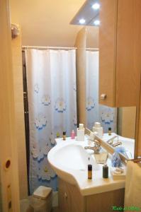 uma casa de banho com um lavatório e uma cortina de chuveiro em B&B Da Conte al Vicoletto em Fondi