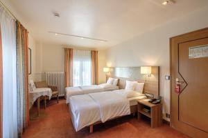 Ένα ή περισσότερα κρεβάτια σε δωμάτιο στο Hotel Hohenstaufen