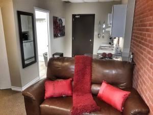 Ruang duduk di Cozy Studio #15 by Amazing Property Rentals