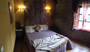 Postel nebo postele na pokoji v ubytování La Casona de Rudagüera