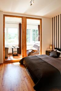 ein Schlafzimmer mit einem großen Bett und ein Wohnzimmer in der Unterkunft Pension & Ferienwohnung Oberhof 810 M in Oberhof